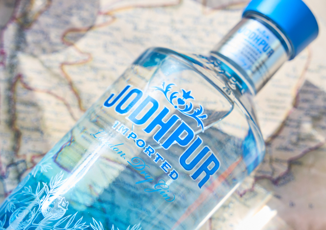 Detail lahve Jodhpur Gin na cestovní mapě